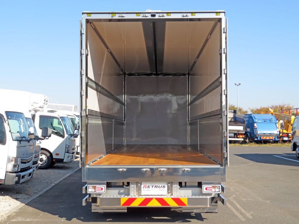 門口周りはステンレス製です。|日野 プロフィア 2KG-FW1AHCの写真14