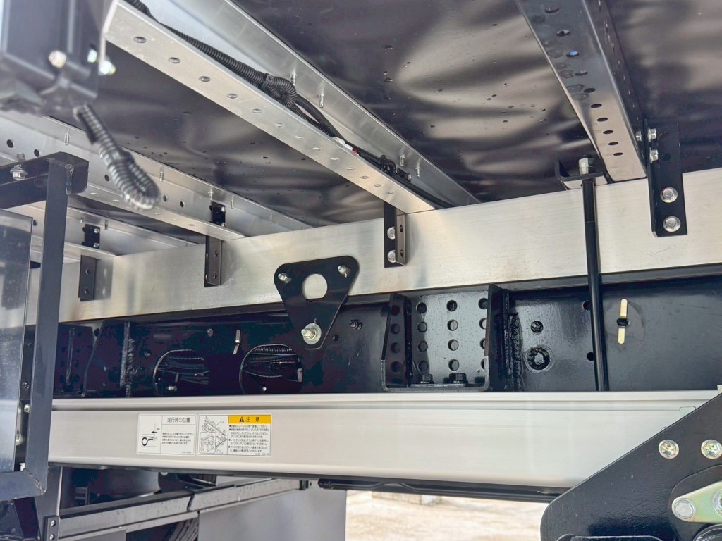 シャーシとネタの状態です。(縦ネタ・横ネタはアルミ製です)|三菱 ファイター 2KG-FK65F(2WD)の写真6