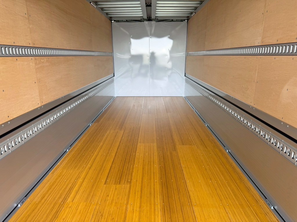 床は板張りです。|三菱 ファイター 2KG-FK65F(2WD)の写真10