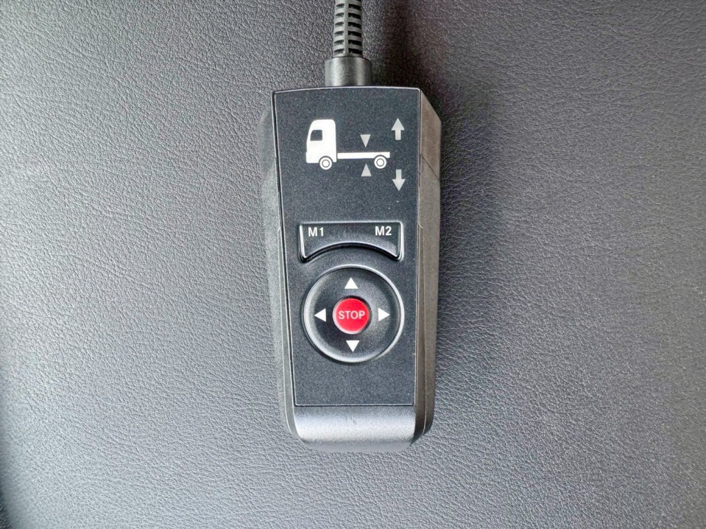 エアサスのコントローラーです。|三菱 ファイター 2KG-FK65F(2WD)の写真23