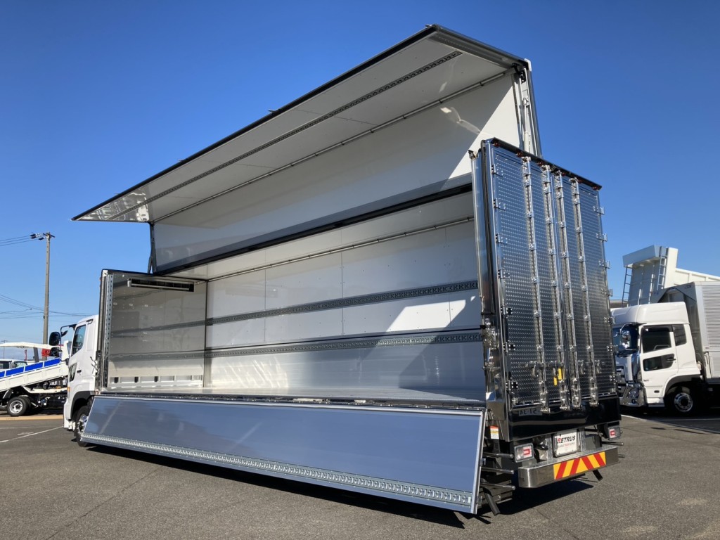 ステンをふんだんに使用したゴージャスな造りのボデーです。|日野 プロフィア 2DG-FW1AHCの写真3