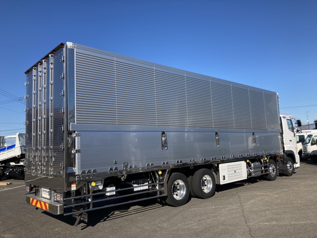 ステンをふんだんに使用したゴージャスな造りのボデーです。|日野 プロフィア 2DG-FW1AHCの写真4