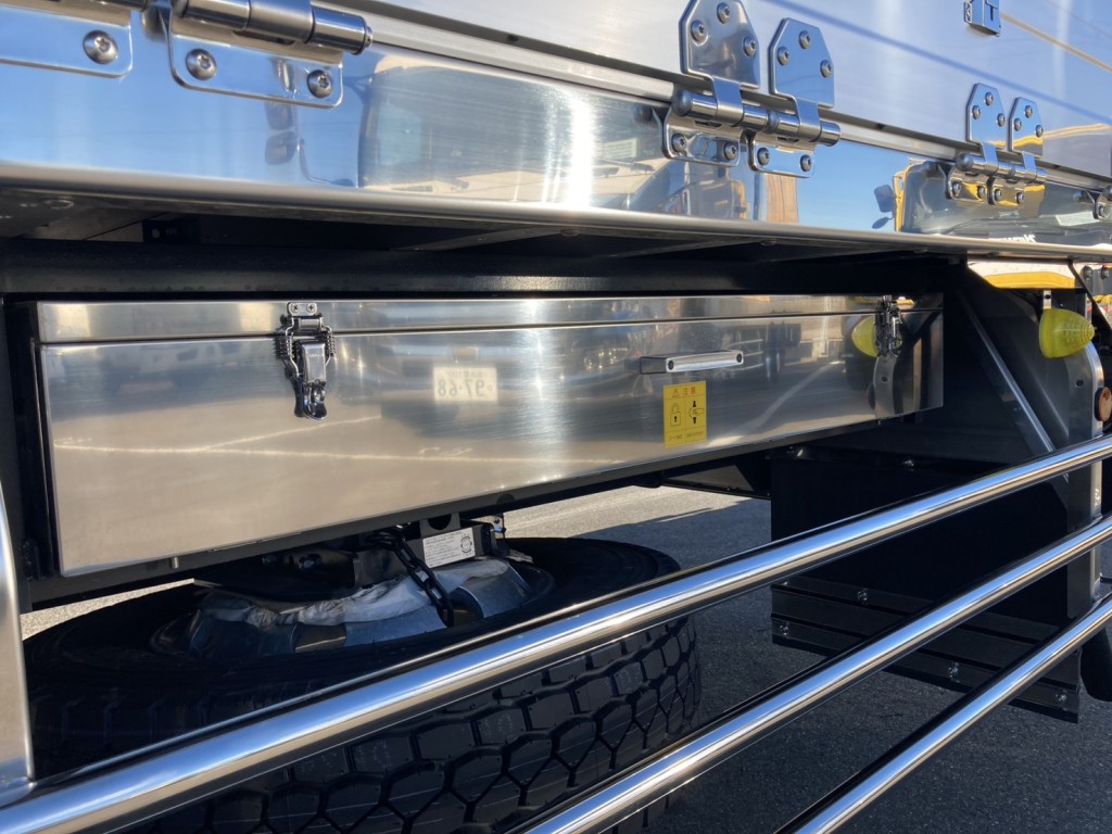 ボデー左後方に物入れが有ります。|日野 プロフィア 2DG-FW1AHCの写真35