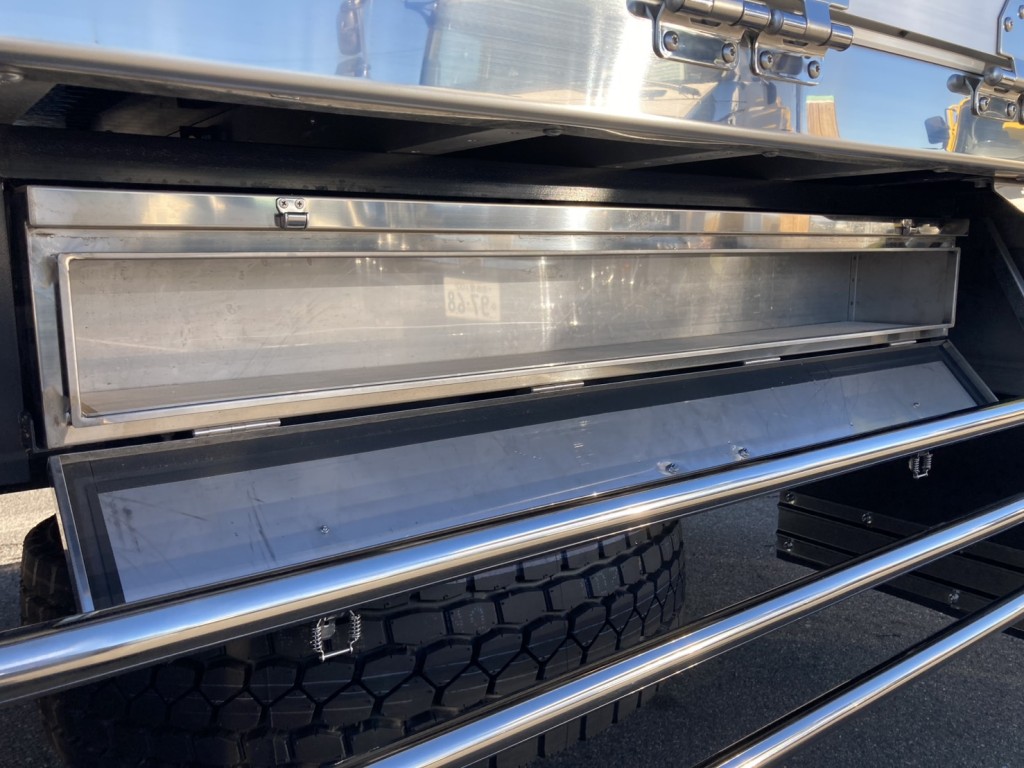 物入れを開けた状態です。|日野 プロフィア 2DG-FW1AHCの写真36