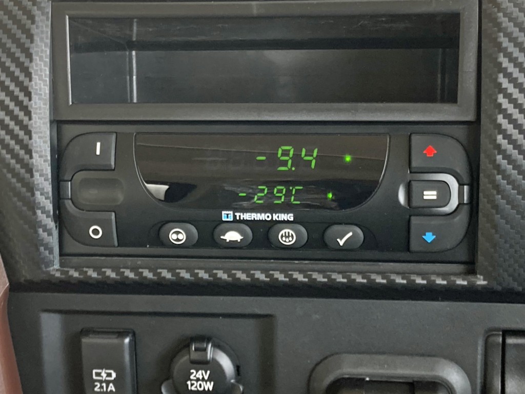 冷凍機のコントロールパネルです。|日野 プロフィア 2DG-FW1AHCの写真44