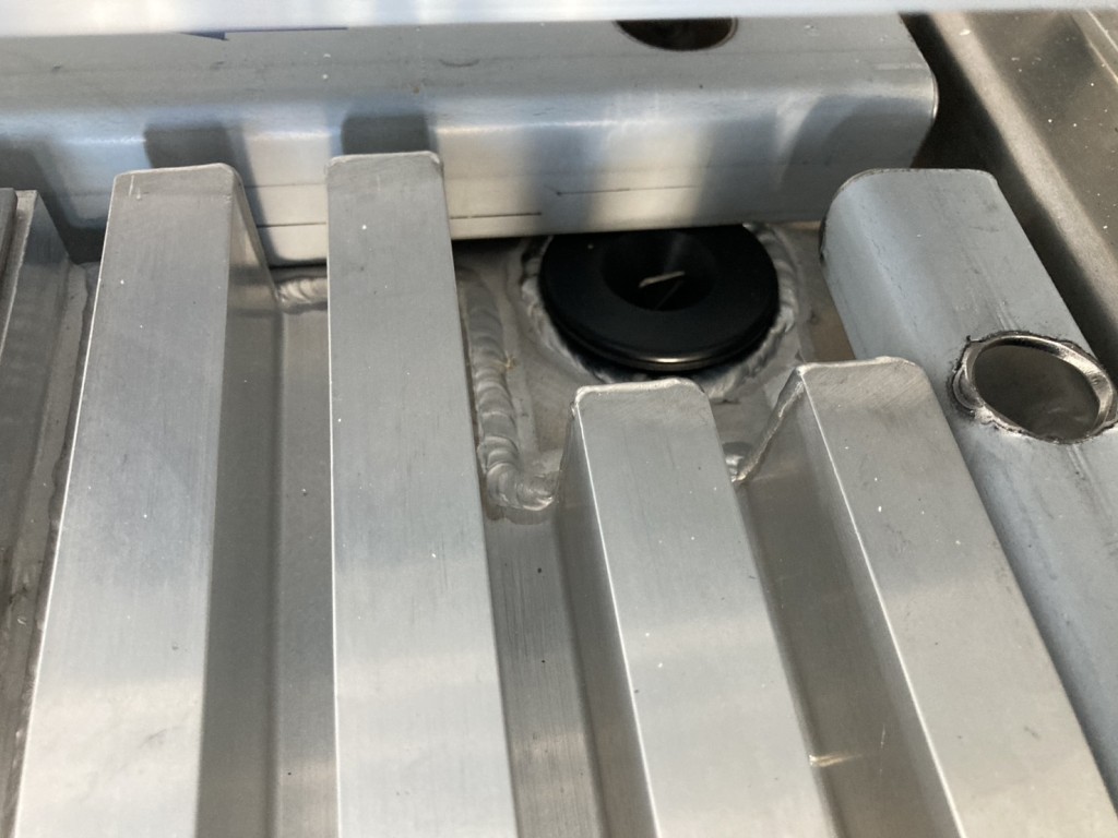 床右前方の水抜き穴です。|日野 プロフィア 2DG-FW1AHCの写真50