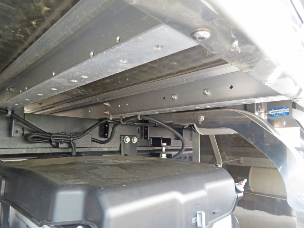 シャーシとネタの状態です。（縦ネタは鉄製・横ネタはアルミ製で一部鉄製です）　床面鱗ステンレス製です。|日野 プロフィア 2DG-FW1AHCの写真7