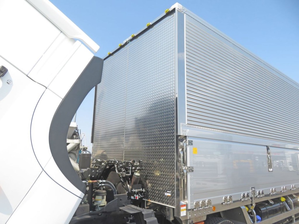 ウイング前方ウロコステン張りです。|日野 プロフィア 2DG-FW1AHCの写真15