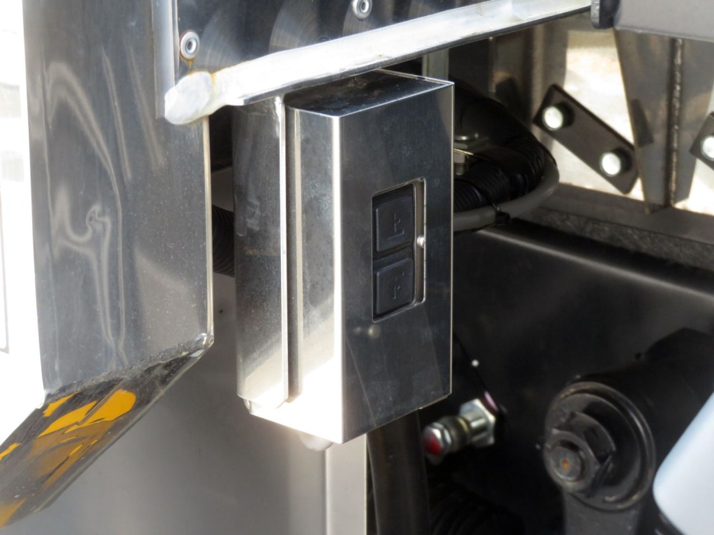 ウイング開閉スイッチが前方にも付いています。|日野 プロフィア 2DG-FW1AHCの写真17