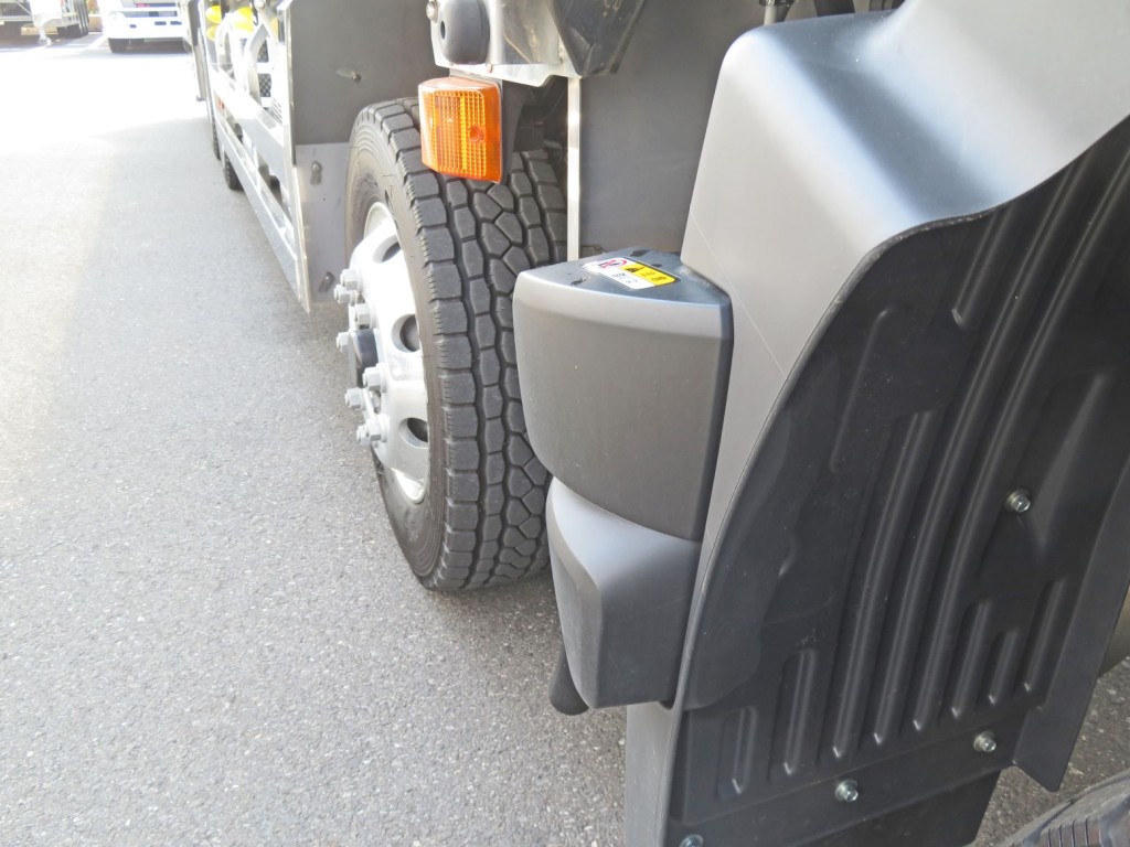 センサーはサイドバンパーより外側に出ています。|日野 プロフィア 2DG-FW1AHCの写真18