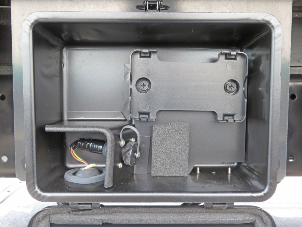 エアサスコントローラーの取り付け箇所があります。|日野 プロフィア 2DG-FW1AHCの写真19