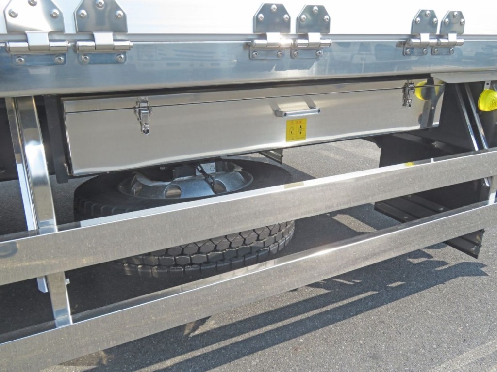 ステンレス製の物入が付いています。|日野 プロフィア 2DG-FW1AHCの写真22