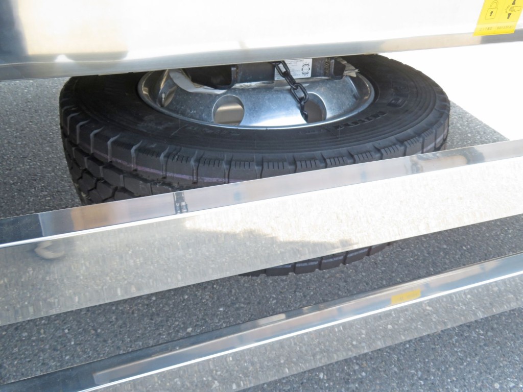 スペアタイヤ付きです。|日野 プロフィア 2DG-FW1AHCの写真23