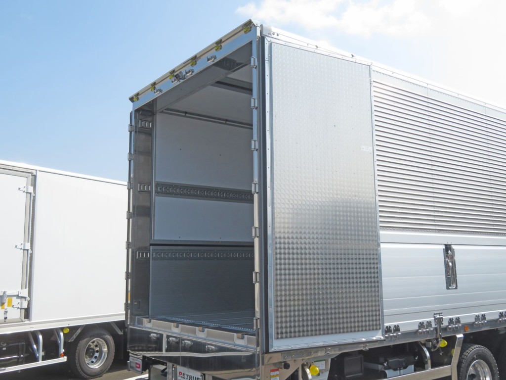 リア扉内側は鱗ステンレス製です。|日野 プロフィア 2DG-FW1AHCの写真24