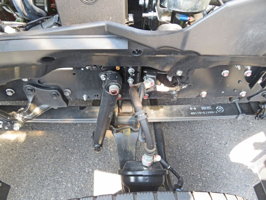 脚廻りに軽い置きサビがあります。|日野 プロフィア 2DG-FW1AHCの写真28