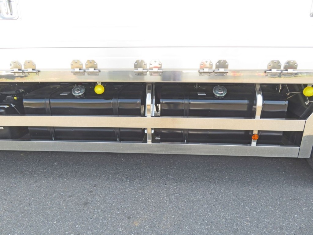 燃料タンクは300Lが2つ付いています。|日野 プロフィア 2DG-FW1AHCの写真29