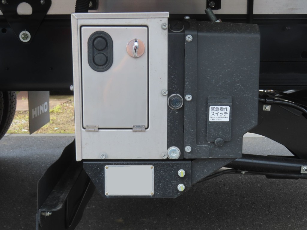 ゲートの操作スイッチです。|日野 レンジャー 2KG-FD2ABG(2WD)の写真15