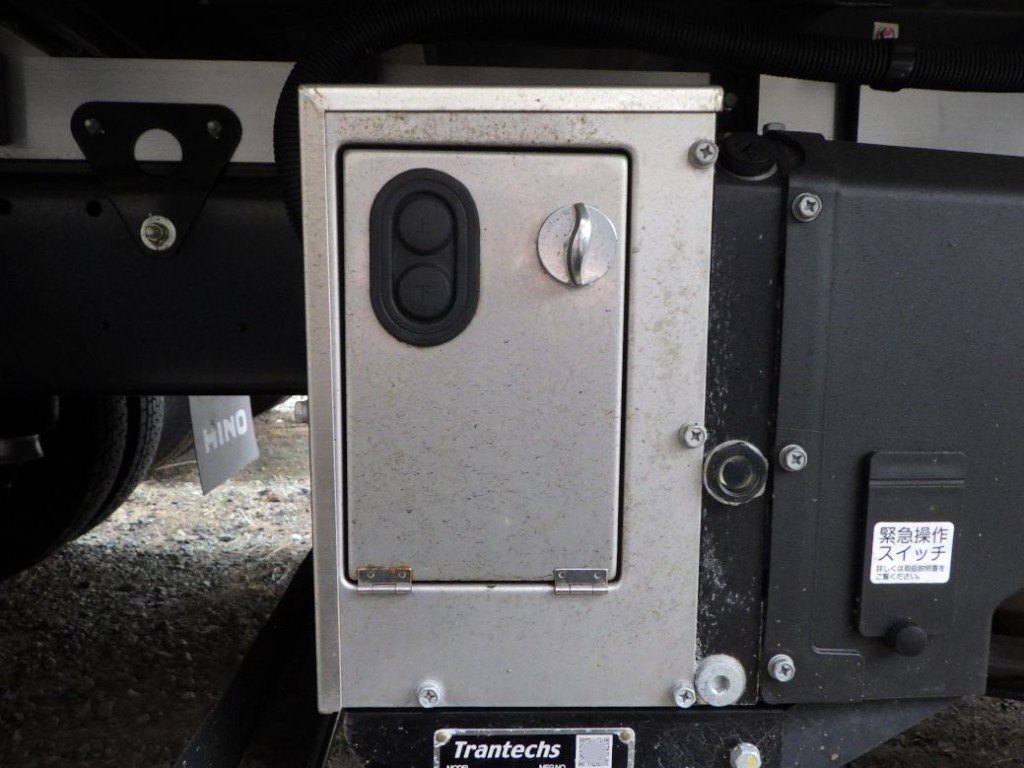 ゲートの操作スイッチです。|日野 レンジャー 2KG-FD2ABG(2WD)の写真14