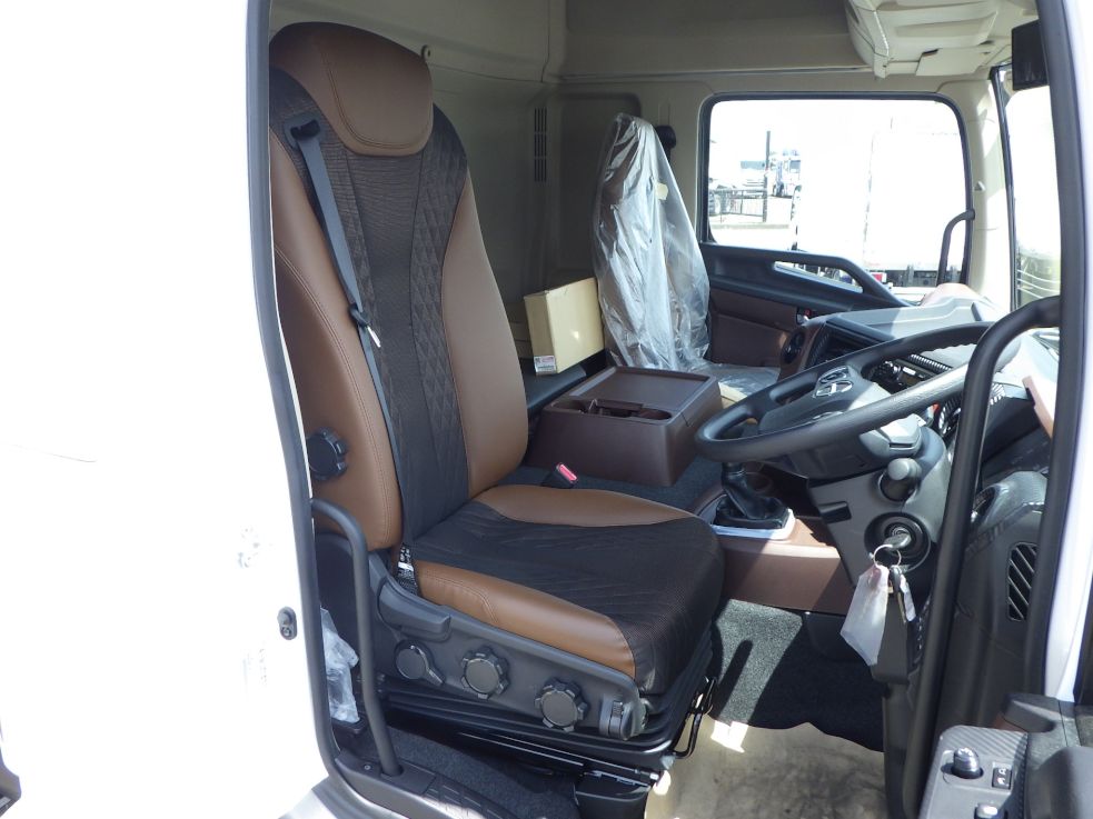乗車定員は2名です。|日野 プロフィア 2DG-FW1AHC(8x4)の写真6