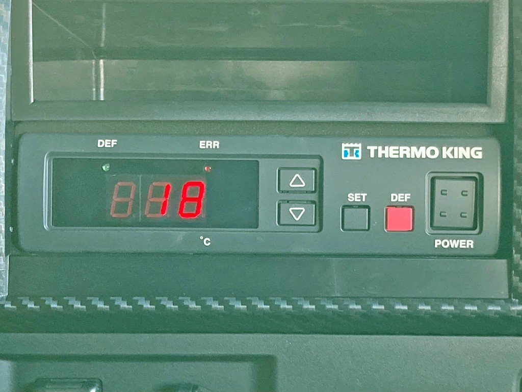 冷凍機は、-5℃設定(中温仕様) 42℃スタート 2Hで+18℃確認済みです。|日野 プロフィア 2DG-FW1AHCの写真12