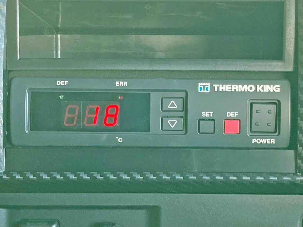 冷凍機は、-5℃設定(中温仕様) 42℃スタート 2Hで+18℃確認済みです。|日野 プロフィア 2DG-FW1AHC(8x4)の写真22