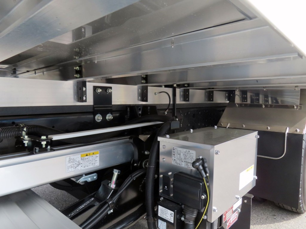 シャーシとネタの状態です。(縦ネタ・横ネタはアルミ製です)|三菱 ファイター 2KG-FK65F(2WD)の写真7