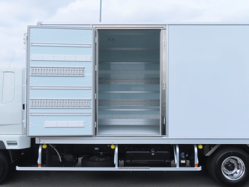 扉は前方開閉式です。(扉周りステンレス製です)|三菱 ファイター 2KG-FK65F(2WD)の写真15