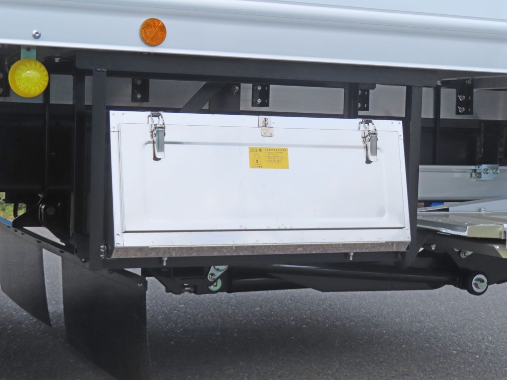 工具箱付きです。(ステンレス製です)|三菱 ファイター 2KG-FK65F(2WD)の写真19