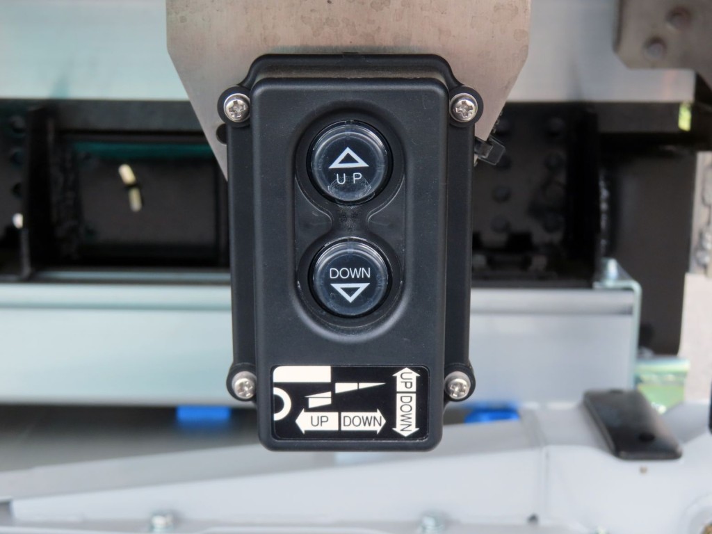 ゲートの操作スイッチです。|三菱 ファイター 2KG-FK65F(2WD)の写真12