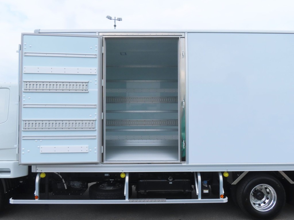 扉は前方開閉式です。（扉周りステンレス製です）|三菱 ファイター 2KG-FK65F(2WD)の写真15