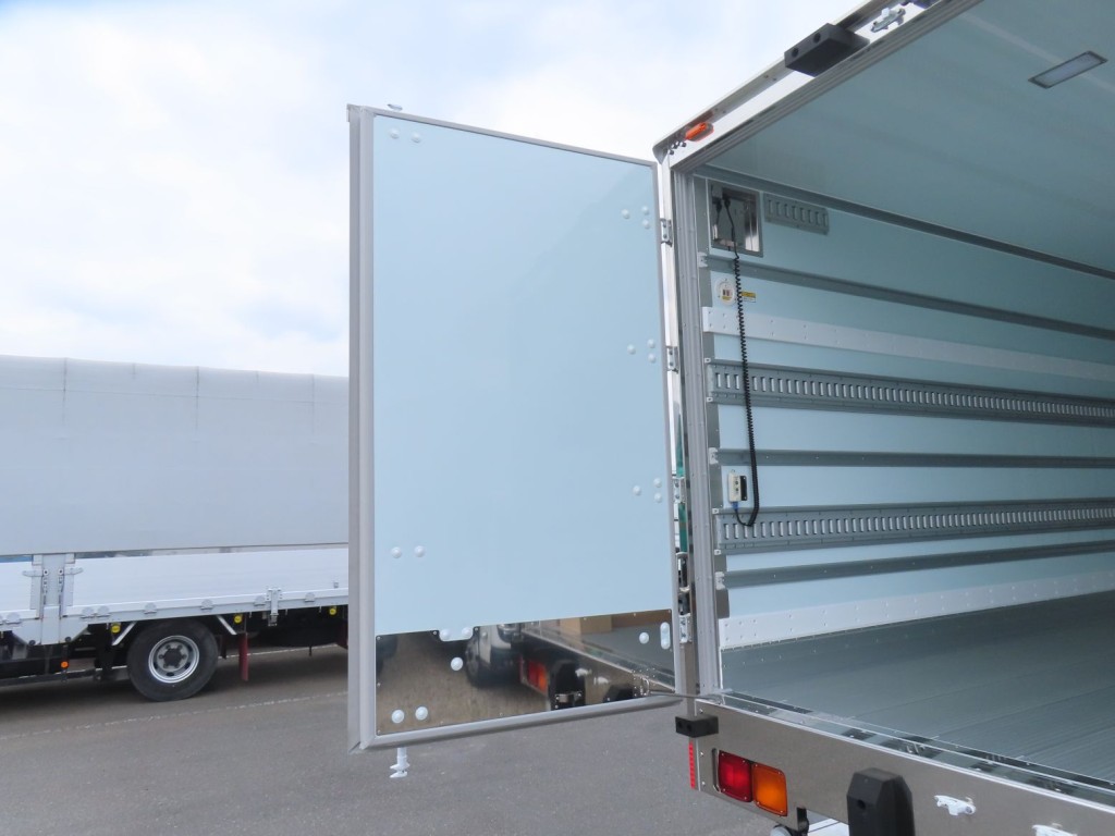 リア扉は90度ストッパー付きです。|三菱 ファイター 2KG-FK65F(2WD)の写真16