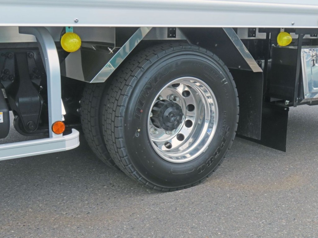 アルミホイールです。（リアフェンダーはステンレス製です）|三菱 ファイター 2KG-FK65F(2WD)の写真18