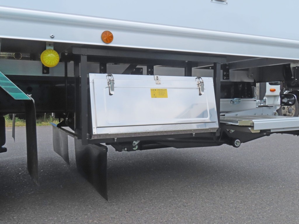 工具箱付きです。（ステンレス製です）|三菱 ファイター 2KG-FK65F(2WD)の写真19