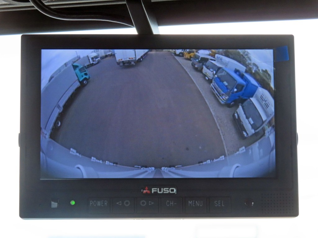 液晶バックモニター付きです。|三菱 ファイター 2KG-FK65F(2WD)の写真24