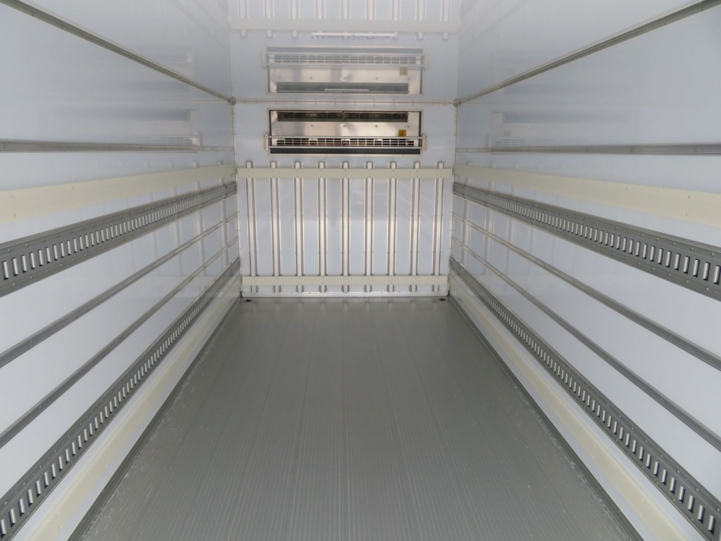 床はシステムフロアです。|日野 レンジャー 2KG-FD2ABG(2WD)の写真9