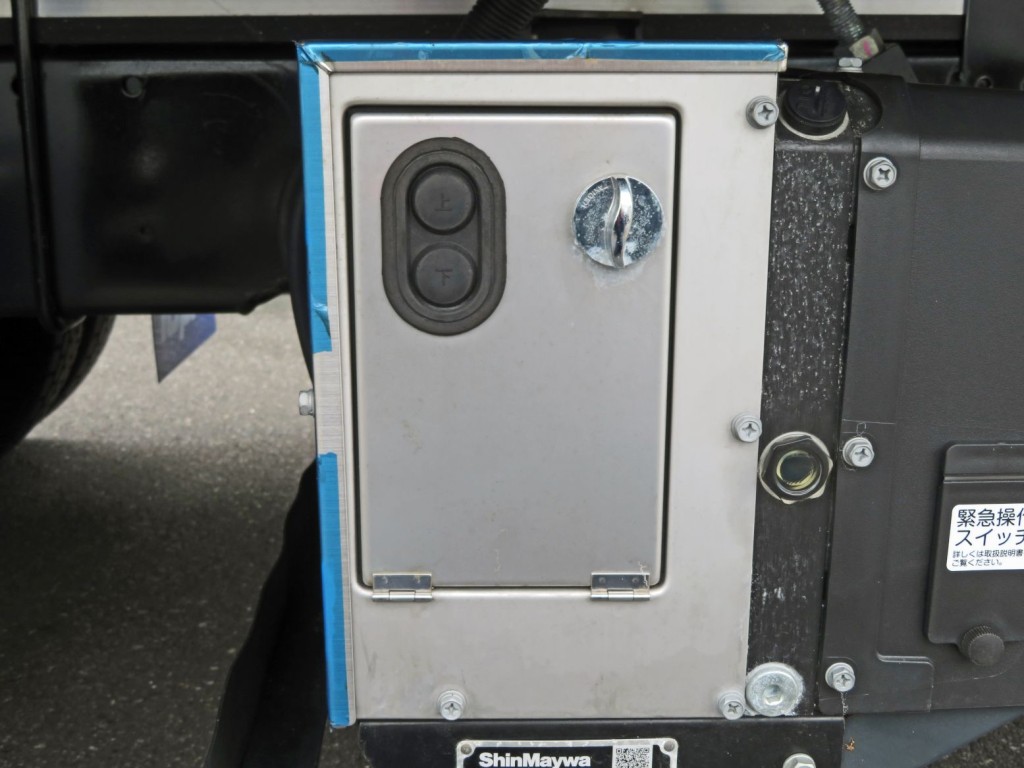 ゲートの操作スイッチです。|日野 レンジャー 2KG-FD2ABG(2WD)の写真12