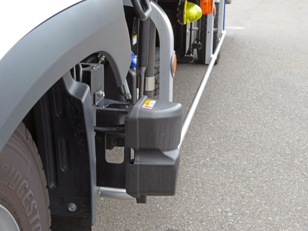 左右のセンサーがサイドバンパーより出ています。|日野 レンジャー 2KG-FD2ABG(2WD)の写真16