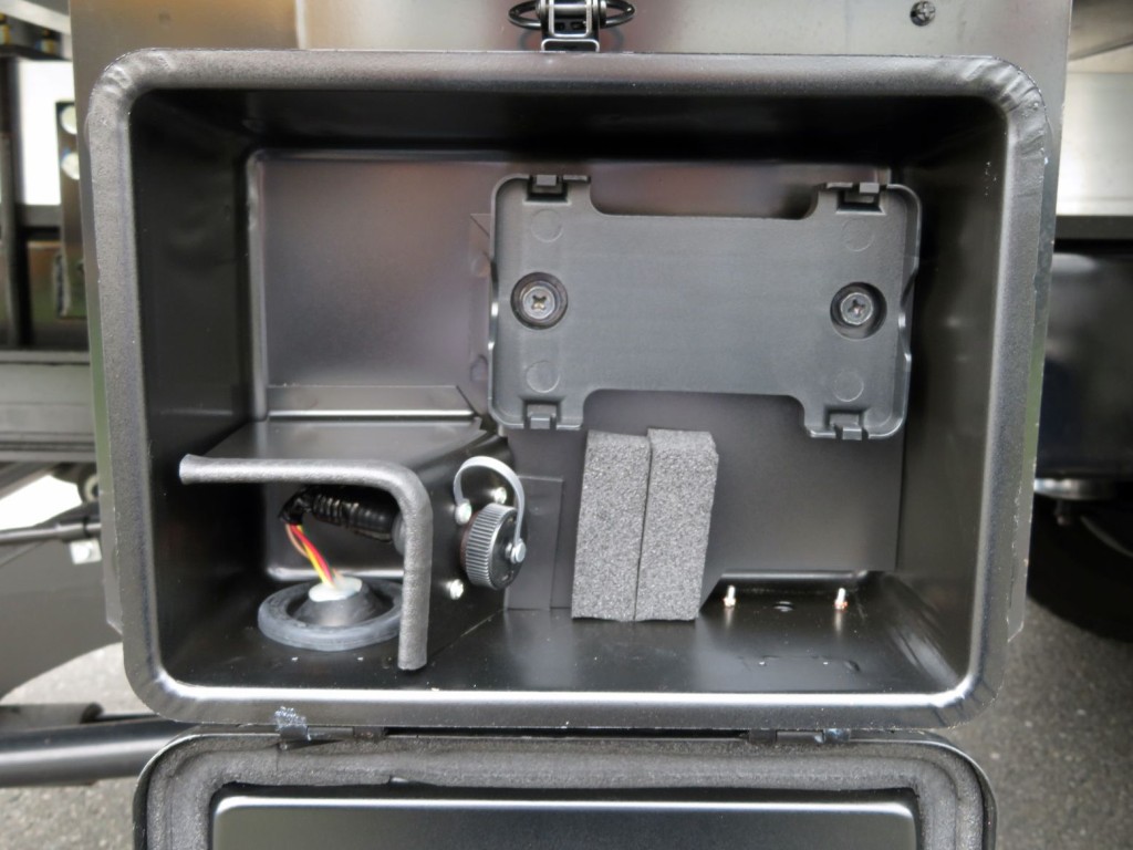 後方にエアサスコントローラーの取り付け箇所があります。|日野 レンジャー 2KG-FD2ABG(2WD)の写真20