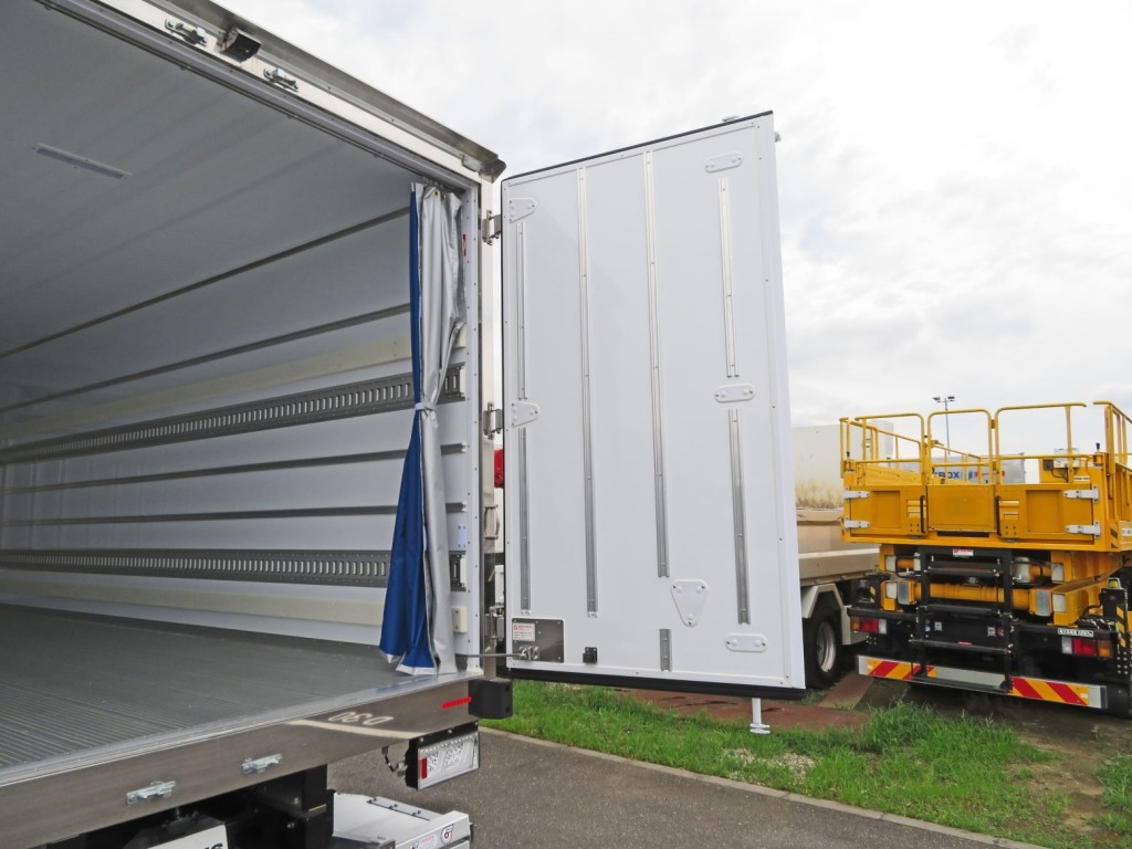 リア扉は90℃ストッパー付きです。|日野 レンジャー 2KG-FD2ABG(2WD)の写真21