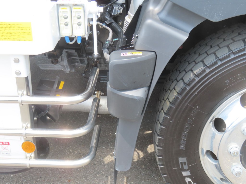 サイトアラウンドモニターシステム付きです。|日野 プロフィア 2DG-FQ1AJCの写真7