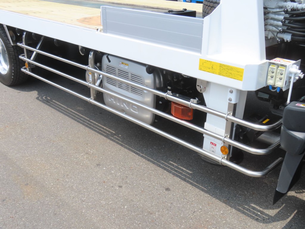 サイドバンパー・サイドバンパーステーはステンレス製です。|日野 プロフィア 2DG-FQ1AJCの写真8