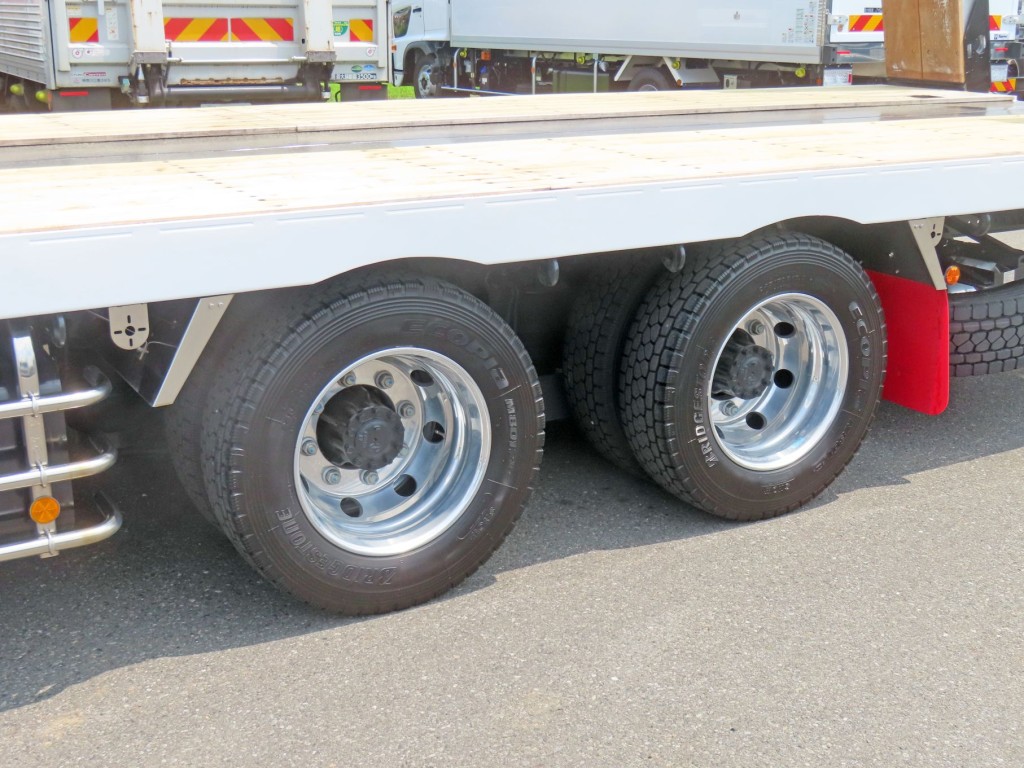 リアフェンダーはステンレス製です。（アルミホイールです）|日野 プロフィア 2DG-FQ1AJCの写真9