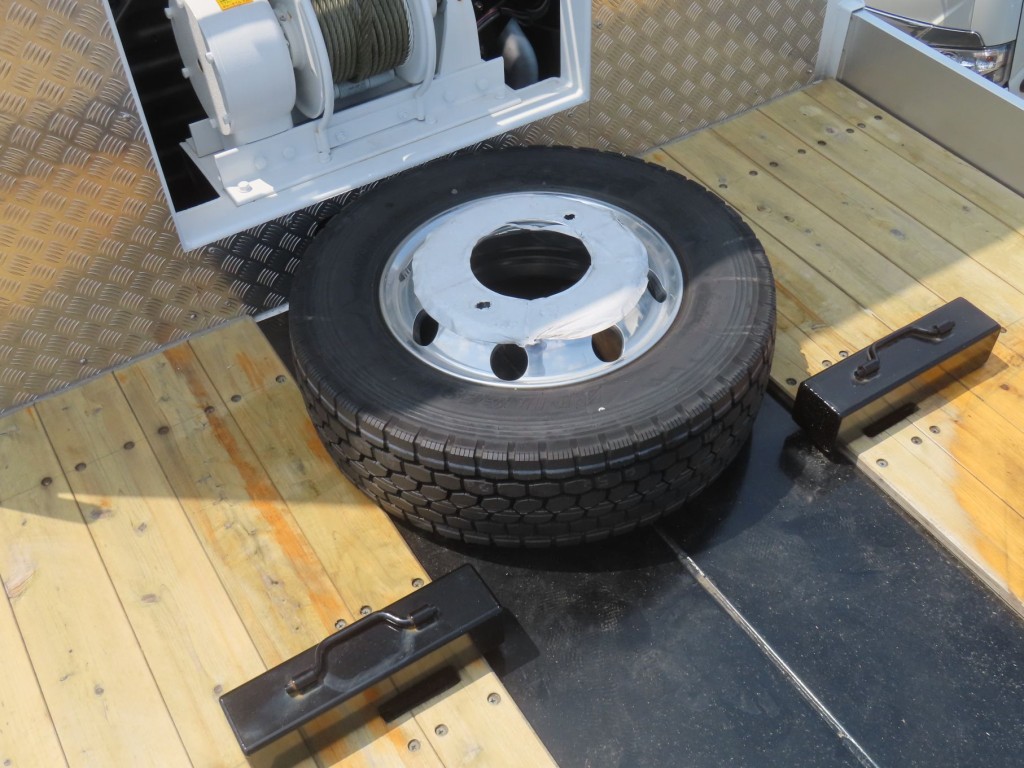 スペアタイヤ付きです。|日野 プロフィア 2DG-FQ1AJCの写真12