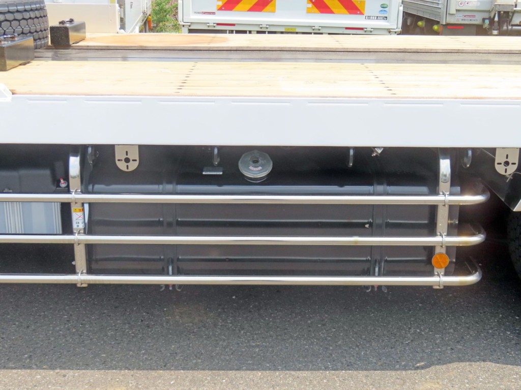 燃料タンクは300Lです。|日野 プロフィア 2DG-FQ1AJCの写真21