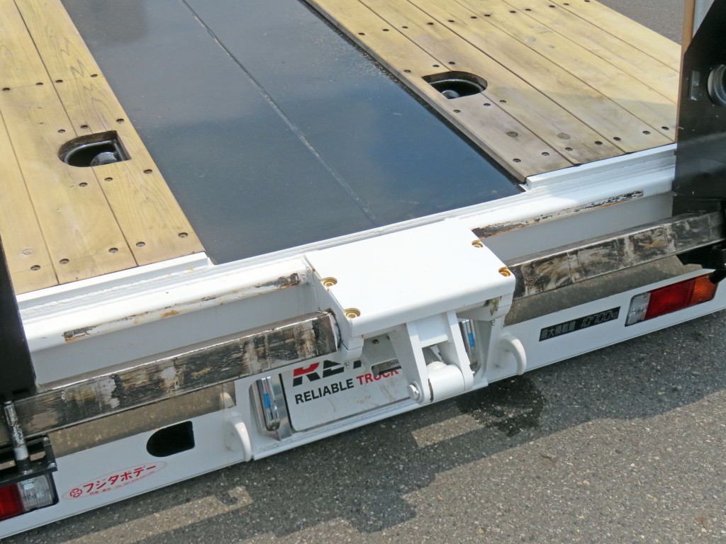 後方周りにキズがあります。|日野 プロフィア 2DG-FQ1AJCの写真30