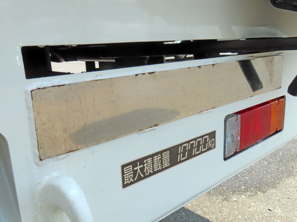 後方のステンレス周りに少し置きサビがあります。|日野 プロフィア 2DG-FQ1AJCの写真31