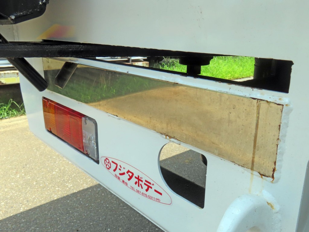 後方のステンレス周りに少し置きサビがあります。|日野 プロフィア 2DG-FQ1AJCの写真32