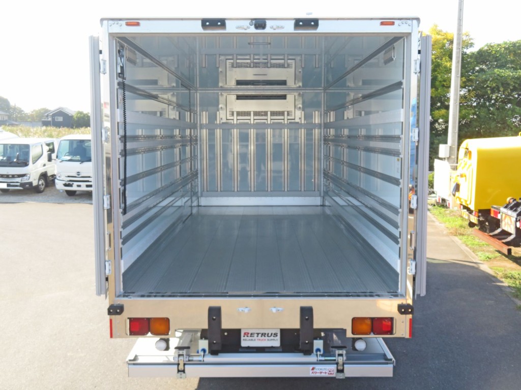 門口周りはステンレス製です。|三菱 ファイター 2KG-FK65F(2WD)の写真8