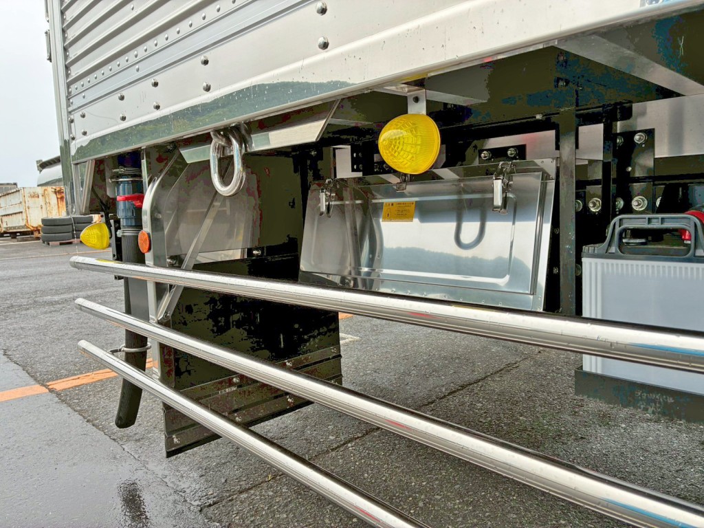 ボディー運転席側後方にステンレス製の工具箱が付いています。|日野 プロフィア 2DG-FW1AHCの写真22