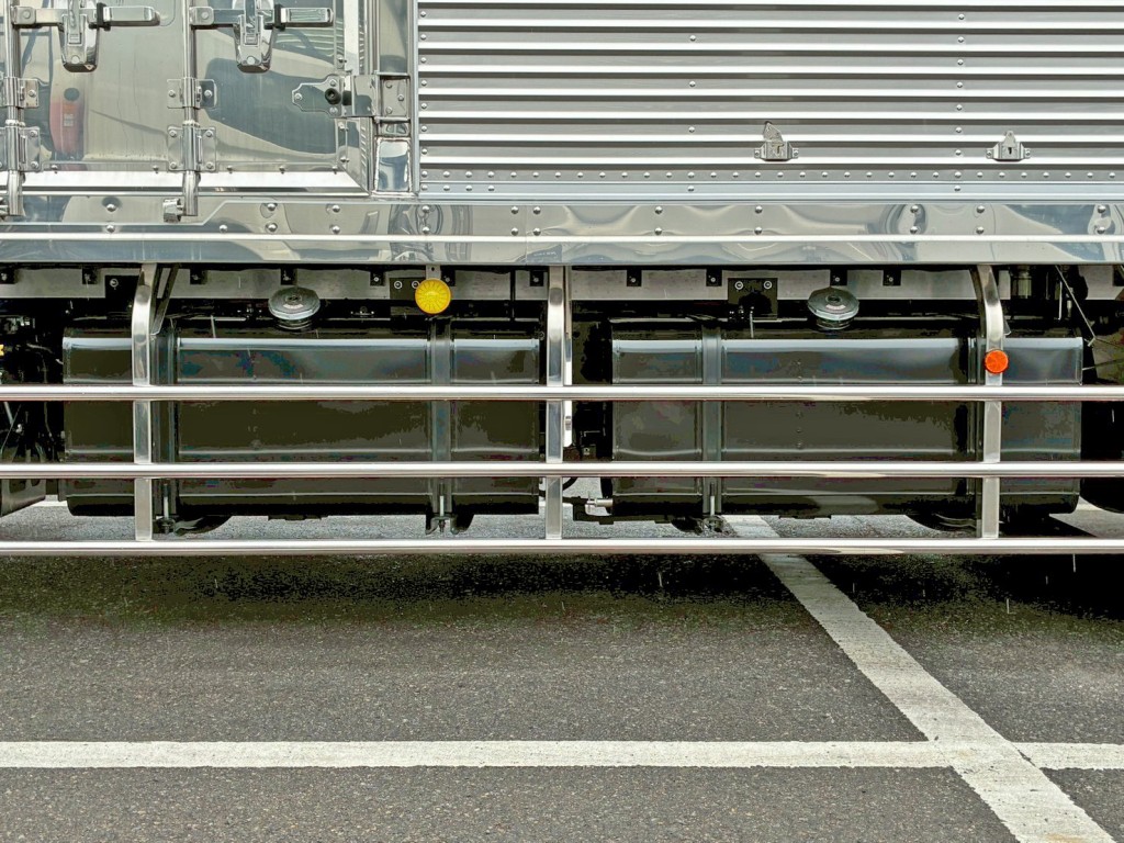 燃料タンクは300Lが2つ付いています。|日野 プロフィア 2DG-FW1AHCの写真33